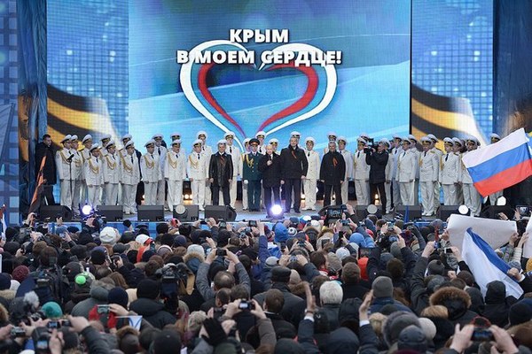 Das Bild zeigt die Feier der Annexion der Krim 2014. Quelle: https://de.wikipedia.org/wiki/Datei:Rally_in_support_the_Accession_of_Crimea_to_Russia_1.jpg