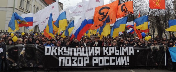 Das Bild zeigt den Friedensmarsch 2014 gegen die Handlungen der russischen Regierung auf der Krim. Quelle: https://commons.wikimedia.org/wiki/File:March_of_Peace_(2014-03-15,_Moscow),_occupation_of_the_Crimea_is_a_shame_of_Russia.jpg