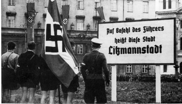 Das Bild zeigt ein Plakat mit der Aufschrift: Auf Befehl des Führers heißt diese Stadt Litzmannstadt. 